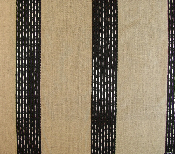 Matone E5123-01, Luxueuze decoratiestof met een geborduurd streep patroon geweven met 100% natuurlijke materialen.l Effabrics.nl