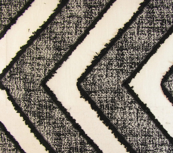 Ubuntu E5131-01, Exclusieve, doorschijnende gordijnstof met een ingeweven zigzag patroon met franjes aan de randen. | Effabrics.nl
