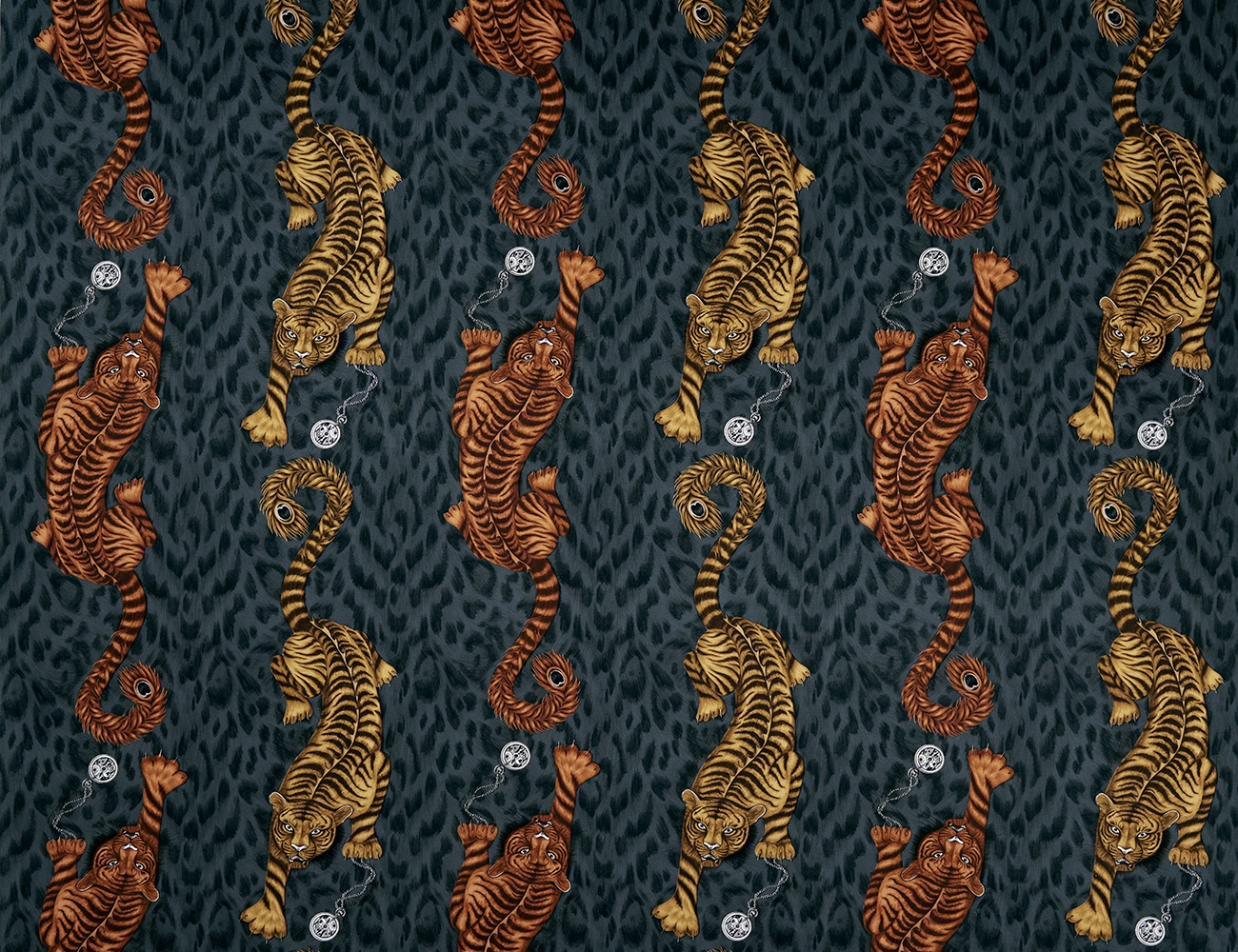 Tigris E1114-01, satijn-achtige meubelstof met dierenprint.