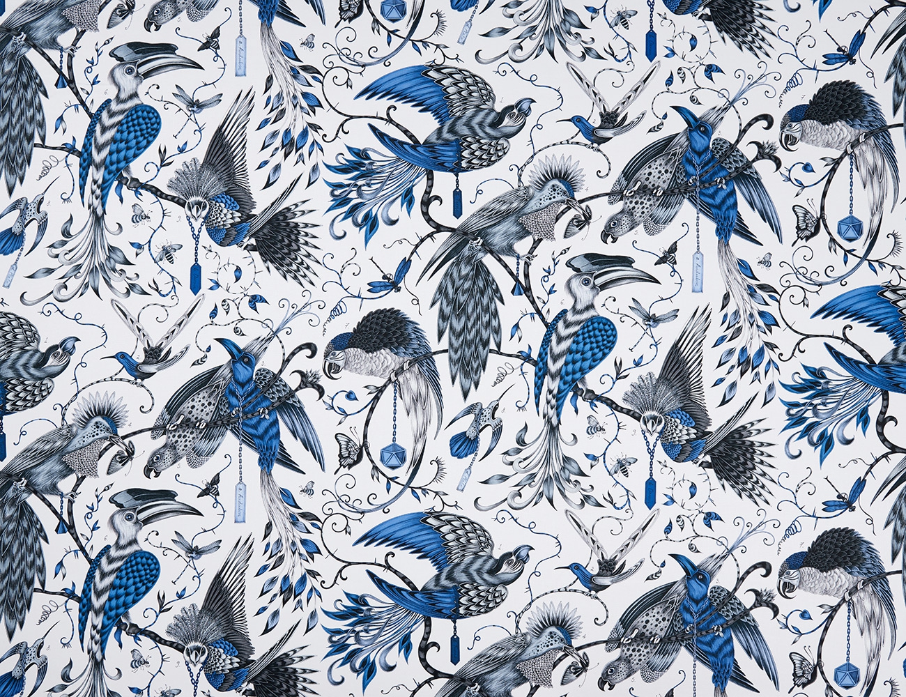 Audubon Pink Velvet E1207-01, velours meubelstof met dierenprint.