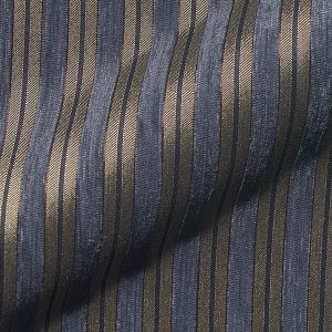 Q2 Concordia E0061-205, Klassiek gestreepte meubelstof met een glanzende, gladde, zeer fijn geweven streep.