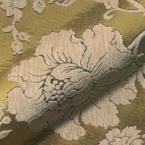Q2 Rosario E0064-251, Meubelstof met klassieke Chenille bloemen op een fijngeweven glanzende ondergrond.
