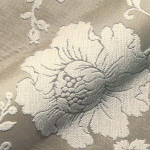 Q2 Rosario E0064-252, Meubelstof met klassieke Chenille bloemen op een fijngeweven glanzende ondergrond.
