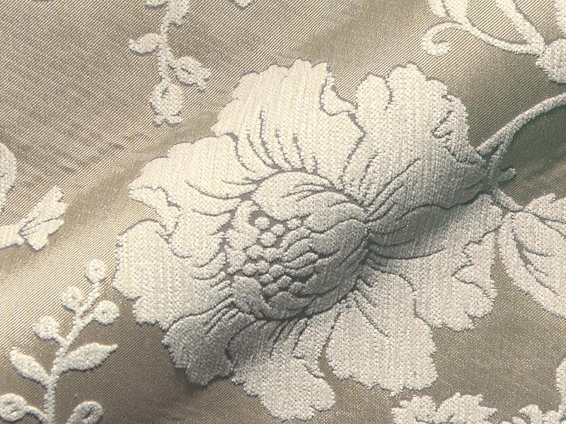 Q2 Rosario E0064-252, Meubelstof met klassieke Chenille bloemen op een fijngeweven glanzende ondergrond.