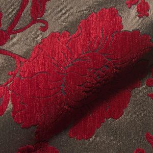 Q2 Rosario E0064-253, Meubelstof met klassieke Chenille bloemen op een fijngeweven glanzende ondergrond.
