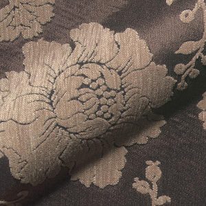 Q2 Rosario E0064-254, Meubelstof met klassieke Chenille bloemen op een fijngeweven glanzende ondergrond.