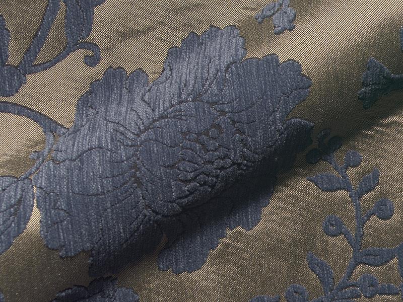 Q2 Rosario E0064-255, Meubelstof met klassieke Chenille bloemen op een fijngeweven glanzende ondergrond.