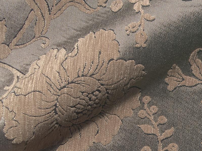 Q2 Rosario E0064-250, Meubelstof met klassieke Chenille bloemen op een fijngeweven glanzende ondergrond.