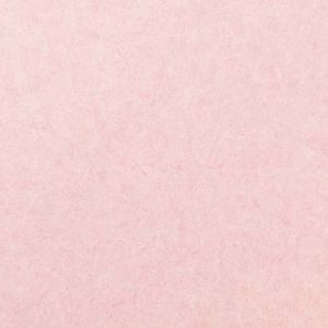 Pleso 1026-04 rose. Vinyl wandbekleding, met een ingetogen tweekleurig travertinachtig dessin. | Effabrics.nl