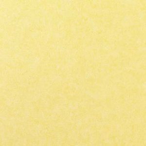 Pleso 1026-20 geel. Vinyl wandbekleding, met een ingetogen tweekleurig travertinachtig dessin. | Effabrics.nl