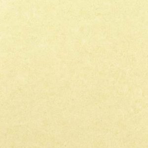 Pleso 1026-21 geel. Vinyl wandbekleding, met een ingetogen tweekleurig travertinachtig dessin. | Effabrics.nl