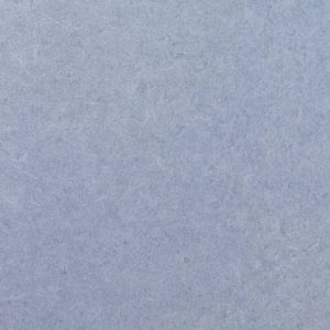 Pleso 1026-26 blauw. Vinyl wandbekleding, met een ingetogen tweekleurig travertinachtig dessin. | Effabrics.nl