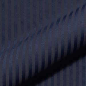 Fijn gestreepte, brandvertragende, klassieke meubelstof Rigello FR E5616-843donkerblauw