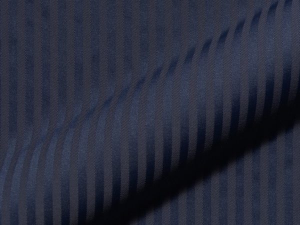 Fijn gestreepte, brandvertragende, klassieke meubelstof Rigello FR E5616-843donkerblauw