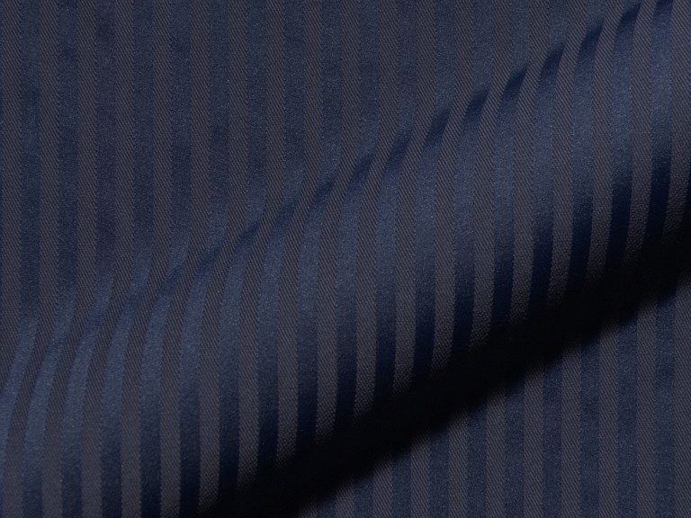 Fijn gestreepte, brandvertragende, klassieke meubelstof Rigello FR E5616-843donkerblauw